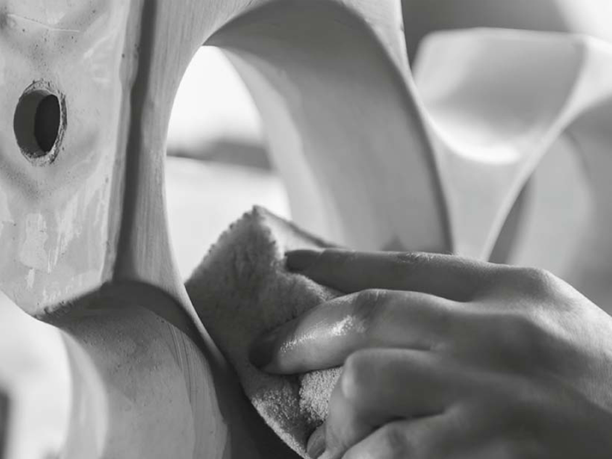 Керамика или гипс? Ключевые различия и преимущества